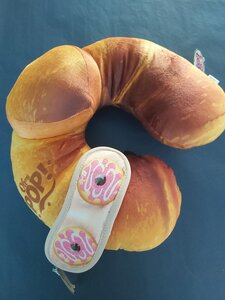 Oh My Pop! - Nekkussen croissant met Slaapmasker donuts - Travel Pillow Reiskussen - Neksteun voor Reis Vliegtuig/Auto/Bus - 33 x 29 x 12 cm